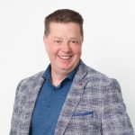 Medewerker lachend Erik Molenshot